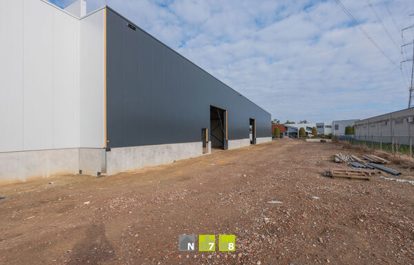 Industrieel gebouw te koop in Maaseik