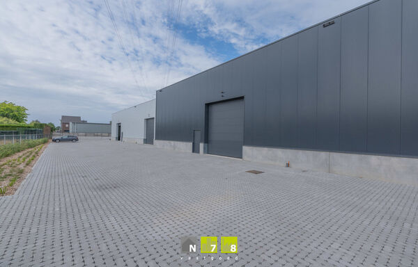Industrieel gebouw te koop in Maaseik
