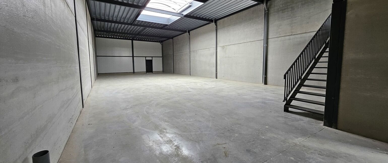 Industrieel gebouw te huur in Dilsen-Stokkem