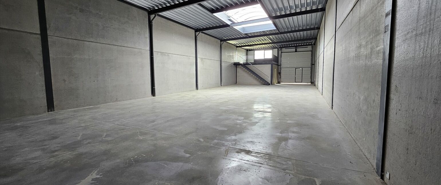 Industrieel gebouw te huur in Dilsen-Stokkem