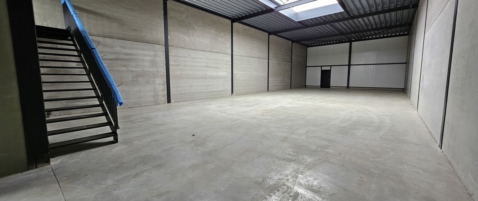 Industrieel gebouw te huur in Dilsen-Stokkem