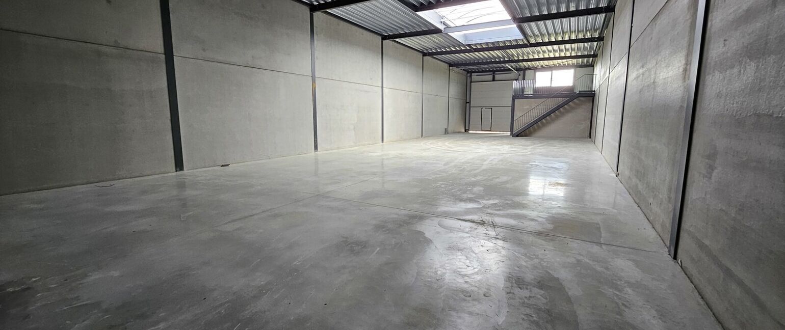 Industrieel gebouw te huur in Dilsen-Stokkem