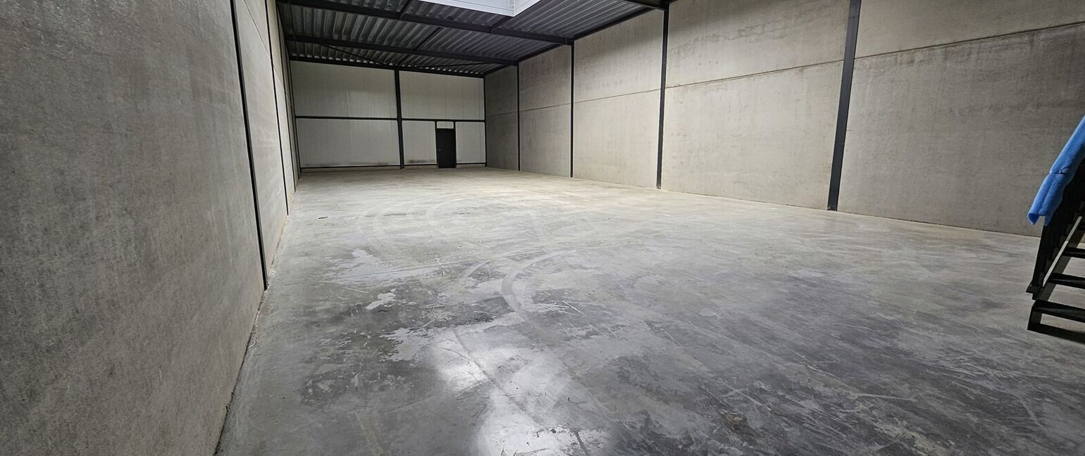 Industrieel gebouw te huur in Dilsen-Stokkem