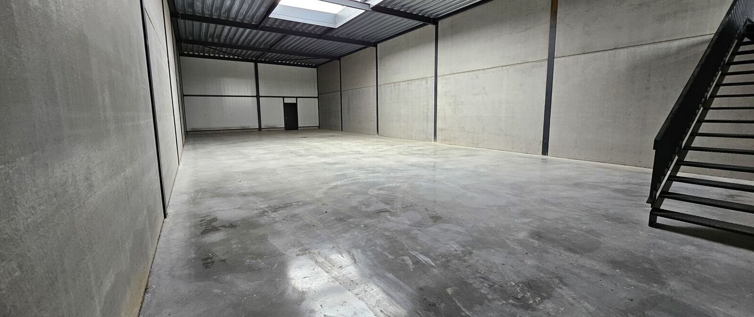 Industrieel gebouw te huur in Dilsen-Stokkem