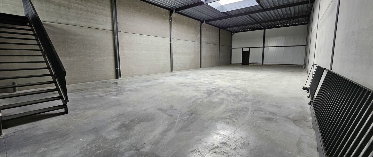 Industrieel gebouw te huur in Dilsen-Stokkem