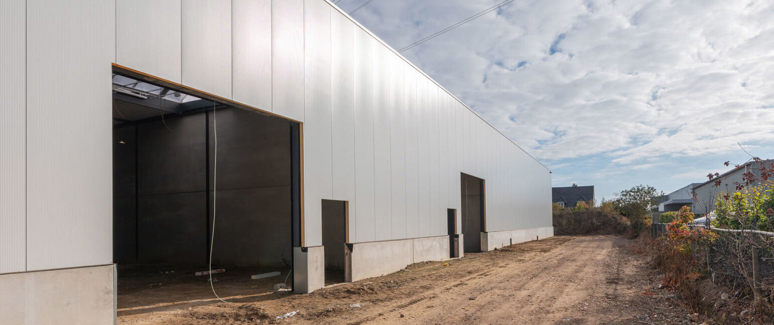Industrieel gebouw te koop in Maaseik
