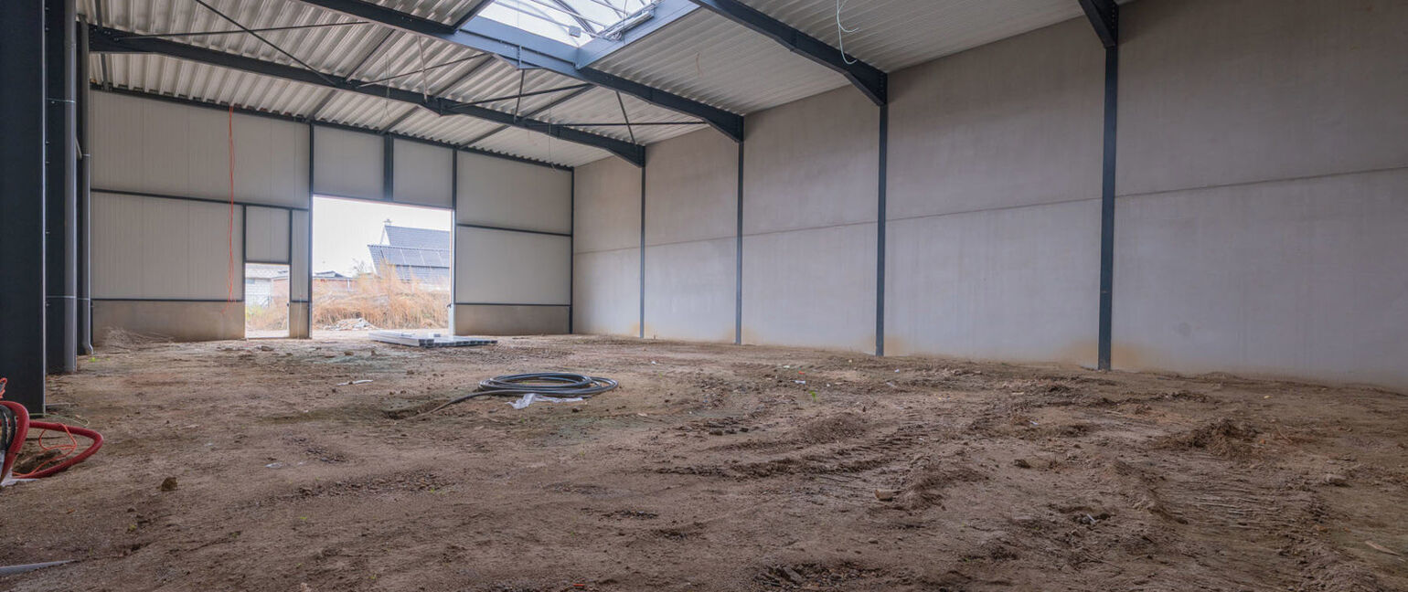 Industrieel gebouw te koop in Maaseik