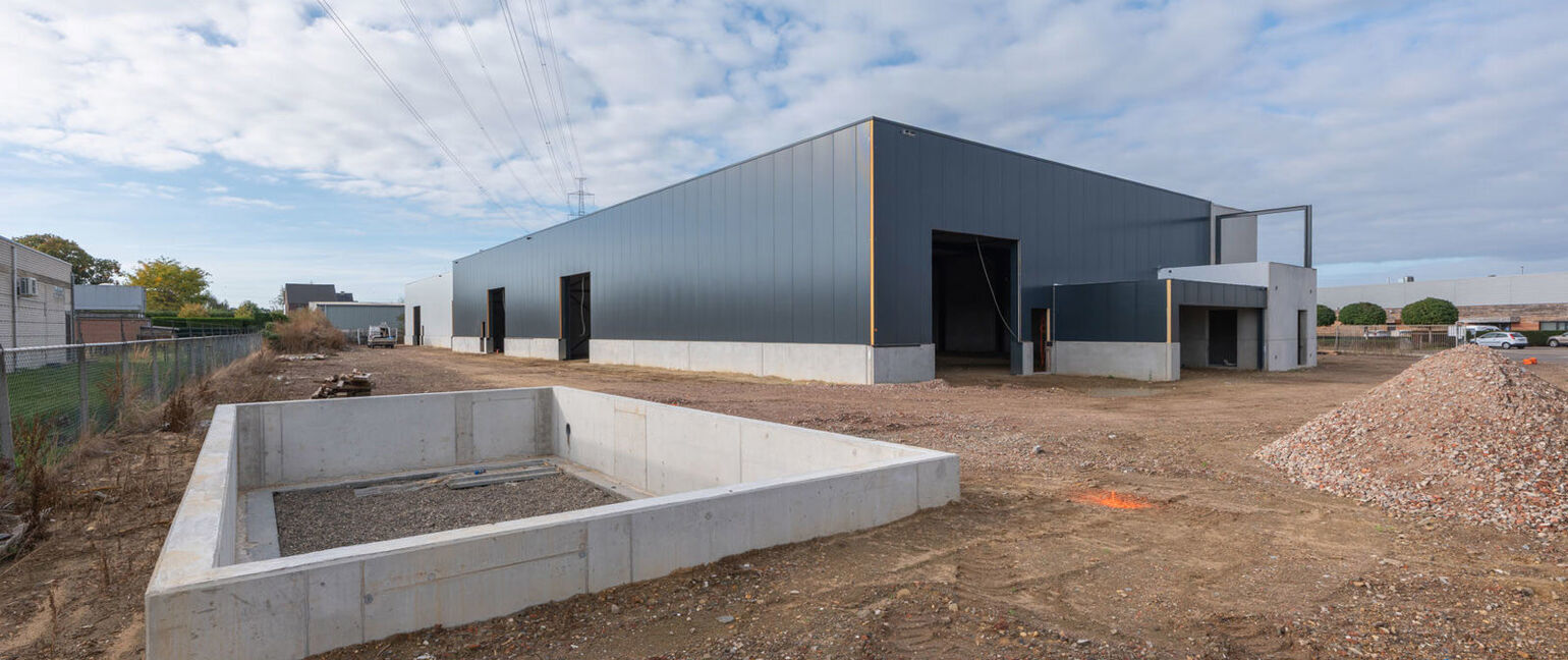 Industrieel gebouw te koop in Maaseik