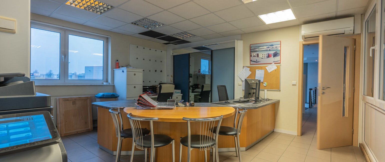 Industrieel gebouw te koop in Maasmechelen