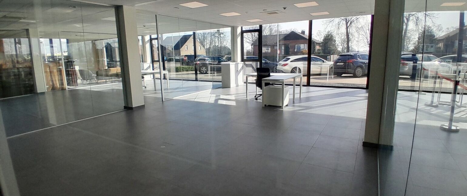 Kantoorgebouw te huur in Maaseik