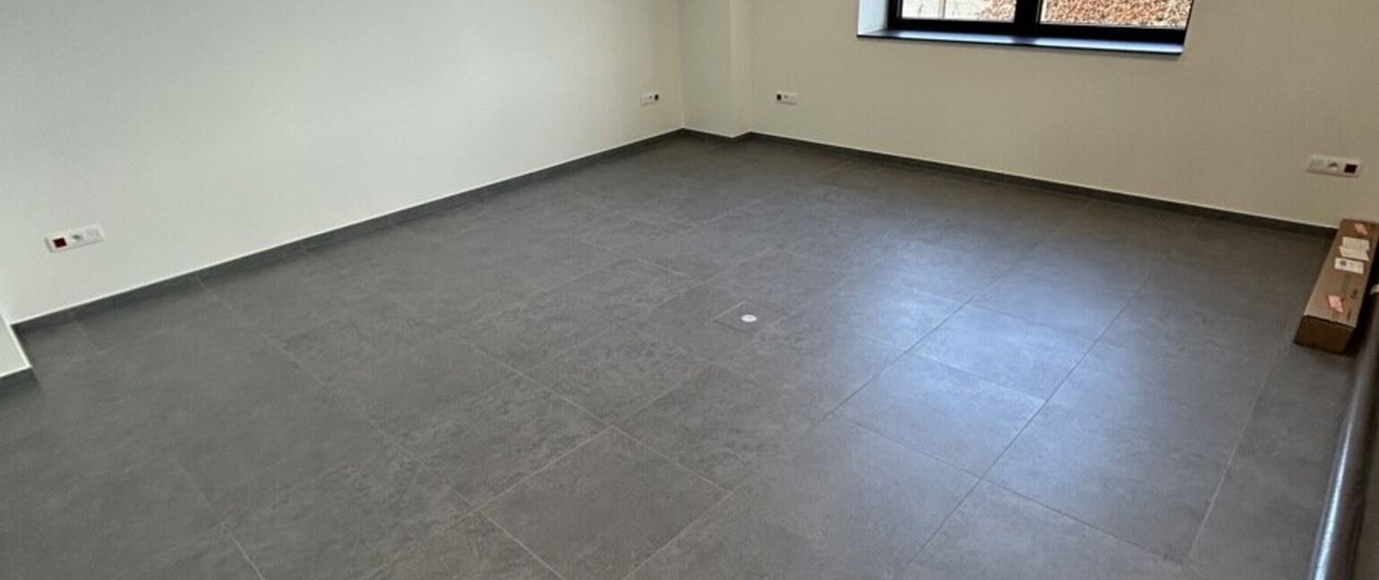 Kantoorgebouw te huur in Maaseik