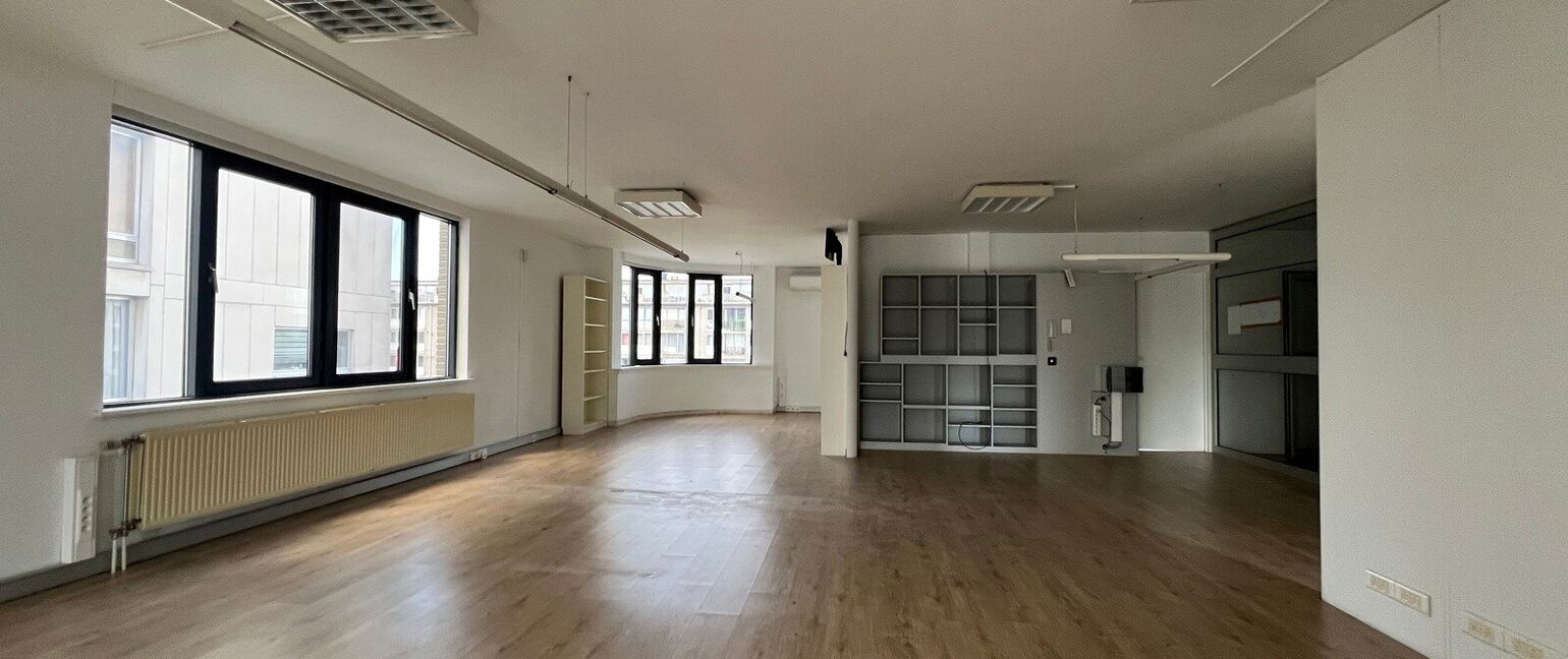 Kantoorgebouw te koop in Antwerpen